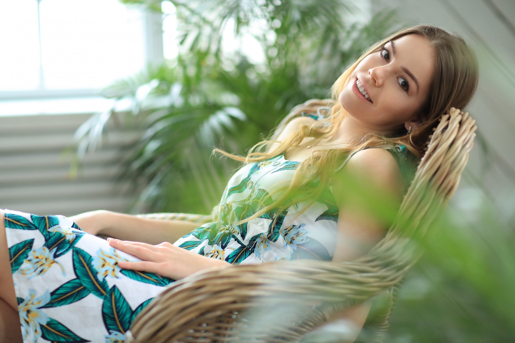Это изображение имеет пустой атрибут alt; его имя файла - young-beautiful-woman-home_144627-28473.jpg